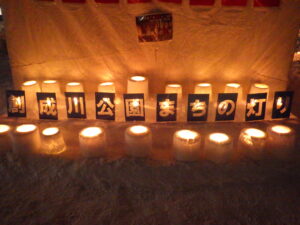 1月20日の創成川公園まちの灯りで、灯りがともった狸二条広場の様子