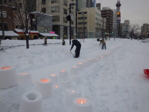 1月20日の創成川公園まちの灯りで、ロウソクを点灯する様子