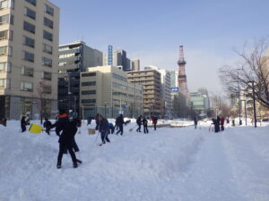 1月20日の創成川公園まちの灯りで、会場を作るボランティアスタッフのみなさん