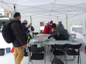 1月20日の創成川公園まちの灯りの、カラフルロウソク作りの様子