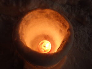 スノーキャンドルの作り方　中にロウソクを入れるところ