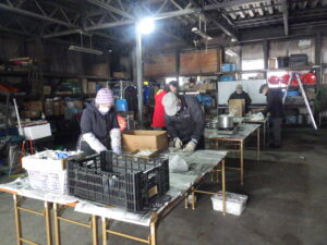 1月10日にロウソク作りをするお助け隊