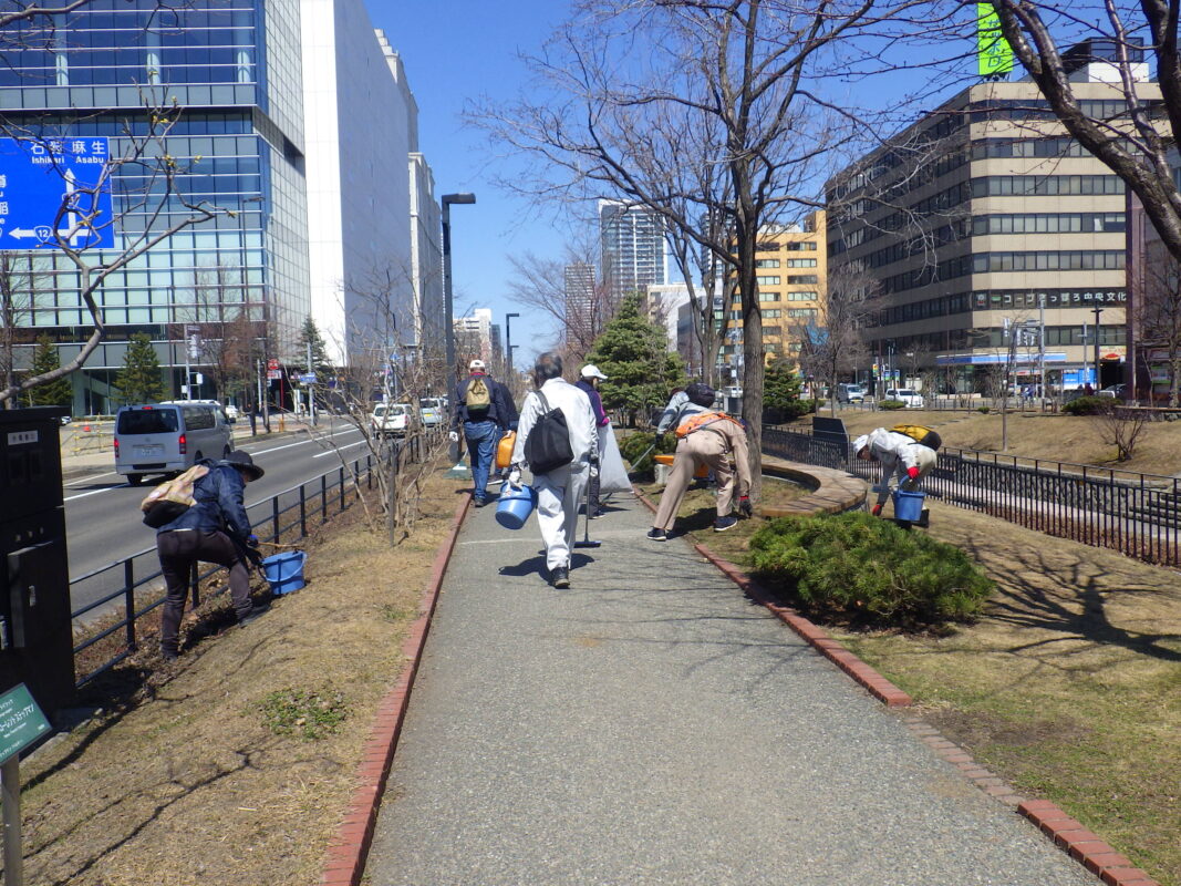 4月10日水曜日に落ち枝や落ち葉を拾い春の園内清掃をするお助け隊