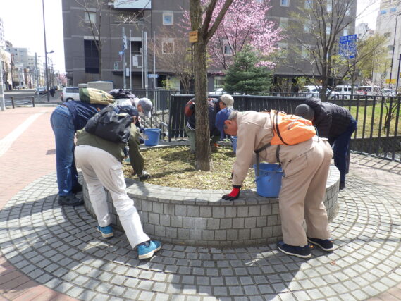 4月24日に円形ますの除草を行うお助け隊