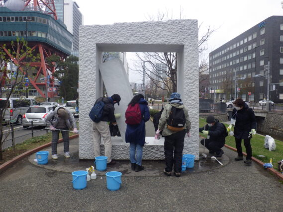 4月20日に安田侃彫刻「生棒」の清掃をする創成川ポポロのみなさん
