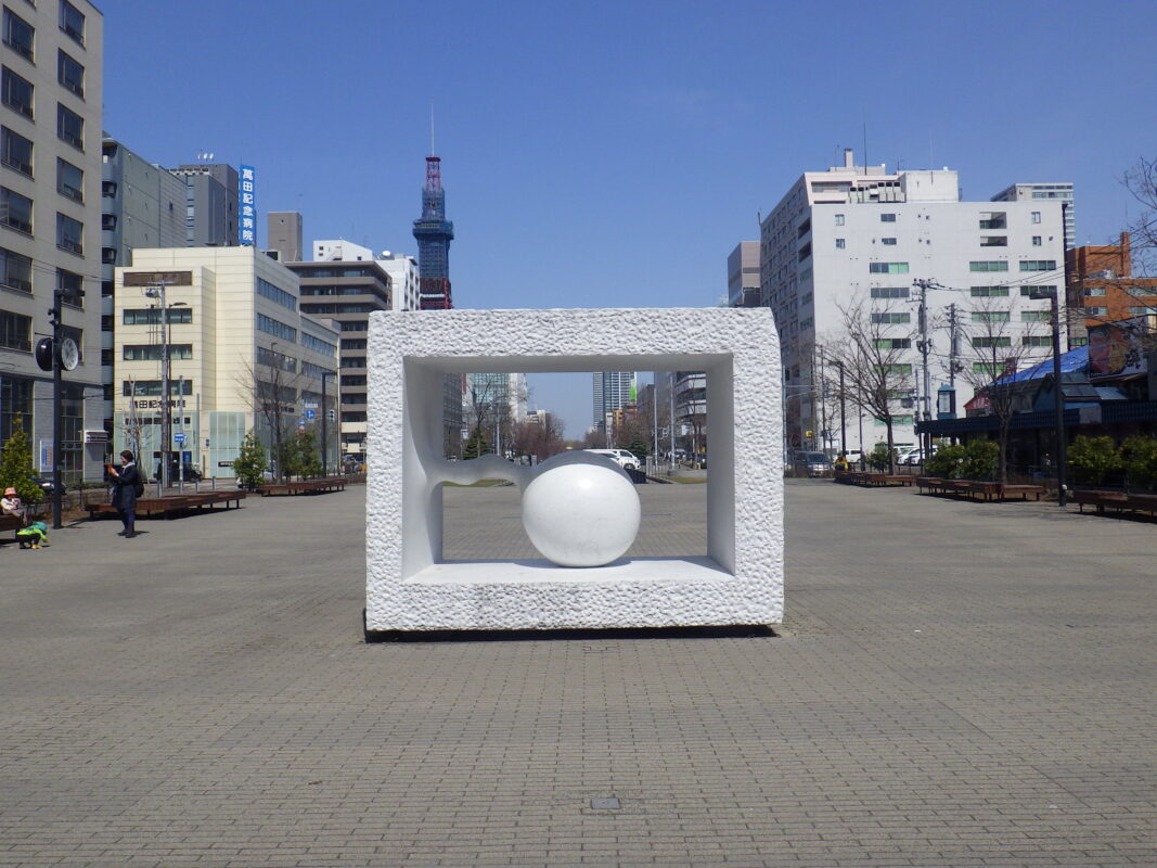 4月15日にシートが外された安田侃さんの彫刻作品「生誕」