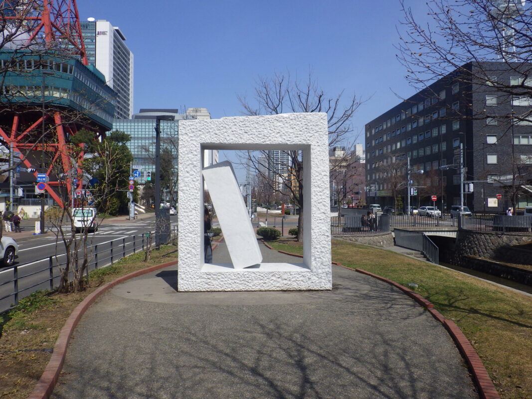 4月15日にシートが外された安田侃さんの彫刻作品「生棒」