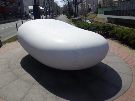 4月15日にシートが外された安田侃さんの彫刻作品の東側の「天秘」