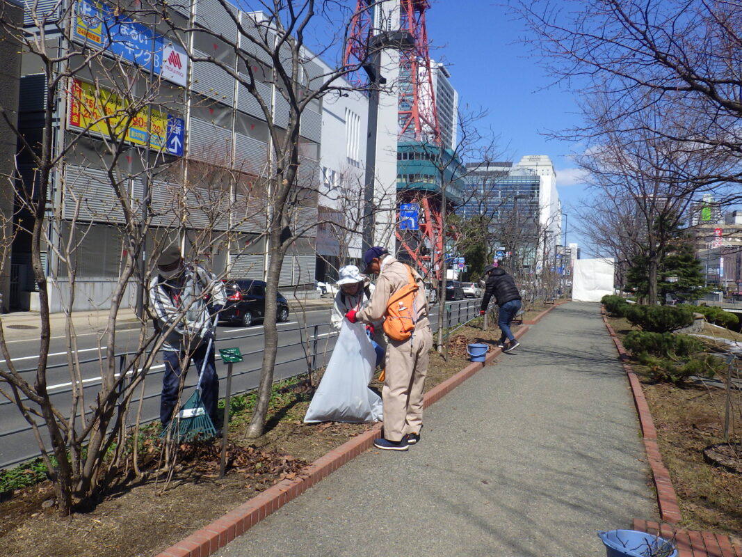 4月10日水曜日に落ち枝や落ち葉を拾い春の園内清掃をするお助け隊