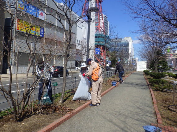 4月10日水曜日に落ち枝や落ち葉を拾い春の園内清掃をするお助け隊
