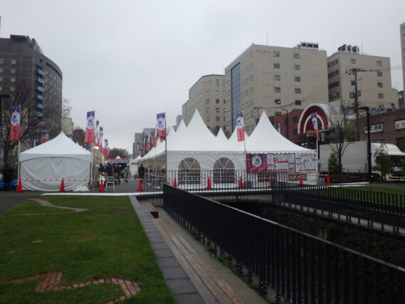 狸二条酒まつりの設営の様子