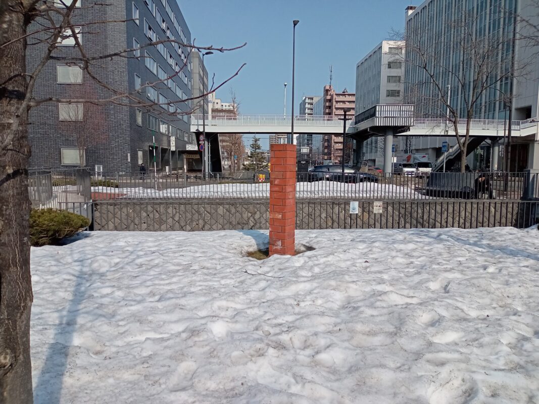 4月3日のテレビ塔前「たけくらべ」の積雪の様子