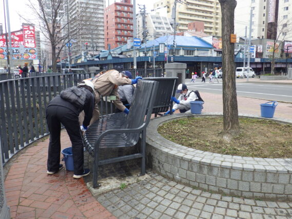 4月17日にベンチの清掃をするお助け隊
