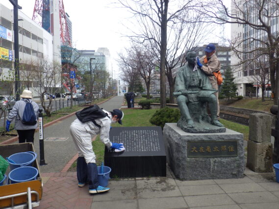 4月17日にモニュメントの清掃をするお助け隊