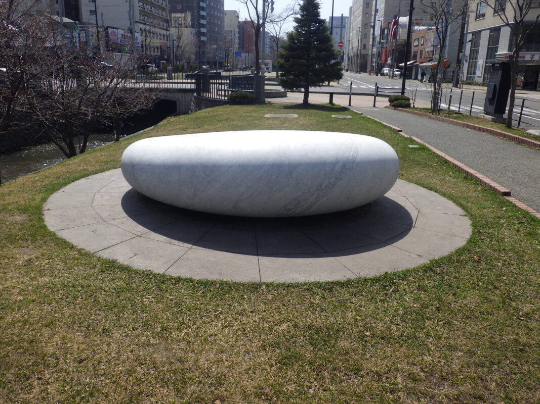 4月15日にシートが外された安田侃さんの彫刻作品の西側の「天秘」