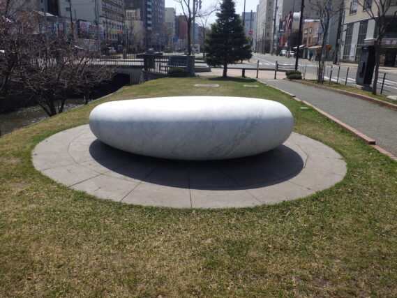 4月15日にシートが外された安田侃さんの彫刻作品の西側の「天秘」