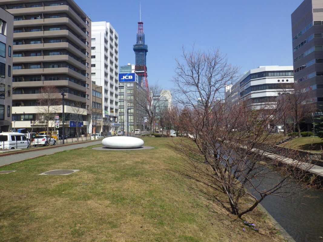 4月15日にシートが外された安田侃さんの彫刻作品の西側の「天秘」とテレビ塔