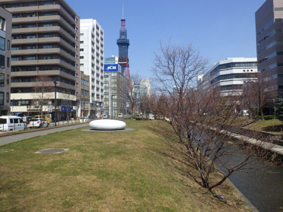 4月15日にシートが外された安田侃さんの彫刻作品の西側の「天秘」とテレビ塔