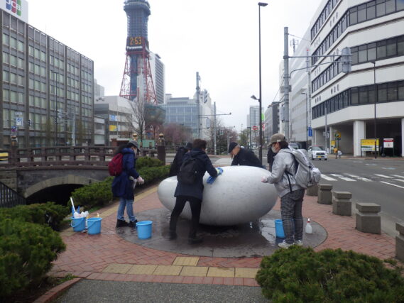 4月20日に安田侃彫刻「天秘」の清掃をする創成川ポポロのみなさん