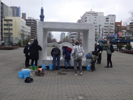 4月20日に安田侃彫刻「生誕」の清掃をする創成川ポポロのみなさん