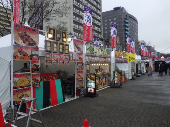 狸二条酒まつりの設営準備の様子