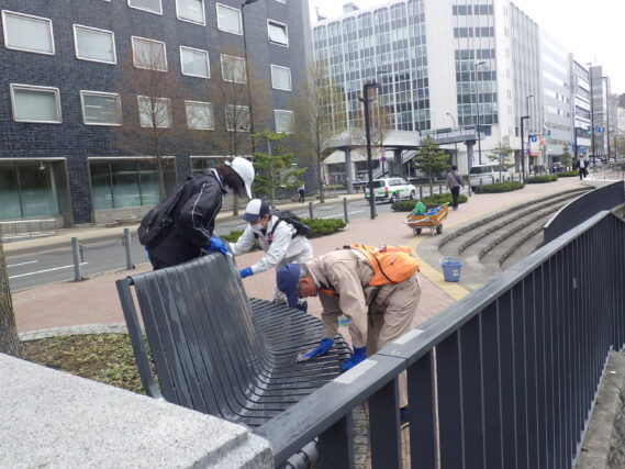 4月17日にベンチの清掃をするお助け隊