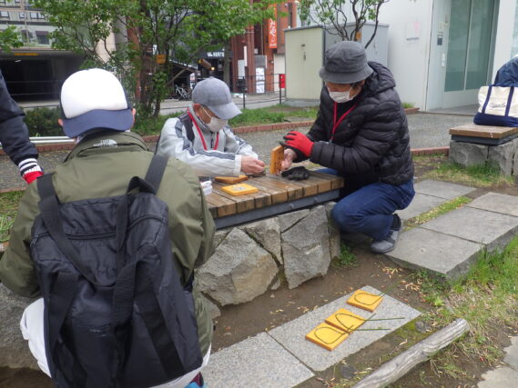 5月8日にスズランの花名板の取り付け準備を行うお助け隊