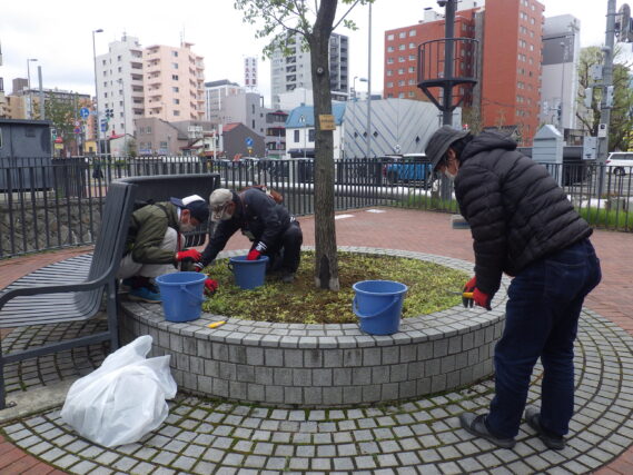 5月8日に円形ますの除草作業を行うお助け隊