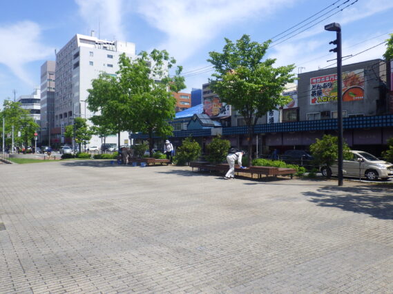 5月22日にベンチの清掃をするお助け隊