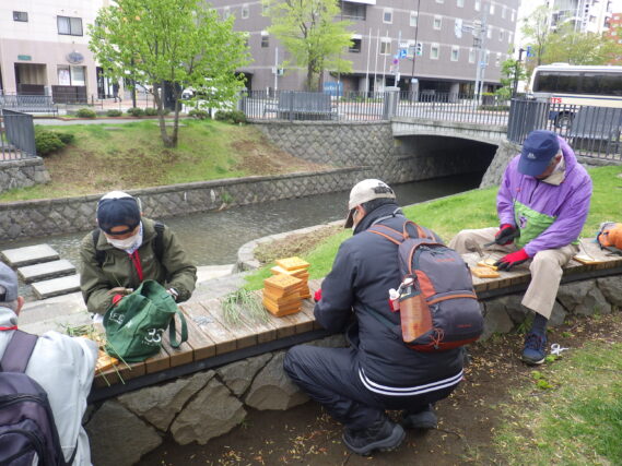 5月8日にスズランの花名板の取り付け準備を行うお助け隊