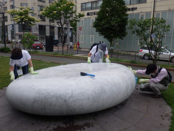 6月22日に天秘の清掃をする彫刻清掃ボランティアの創成川ポポロ