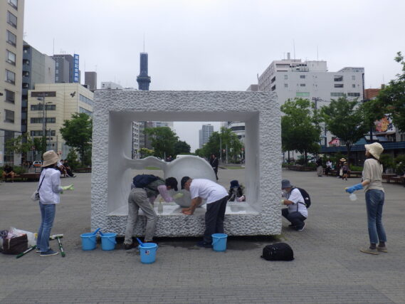 6月22日に生誕の清掃をする彫刻清掃ボランティアの創成川ポポロ