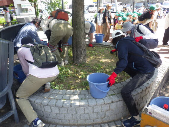 6月12日に円形ますの除草をするお助け隊