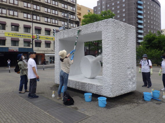 6月22日に生誕の清掃をする彫刻清掃ボランティアの創成川ポポロ