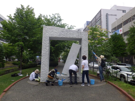 6月22日に生棒の清掃をする彫刻清掃ボランティアの創成川ポポロ