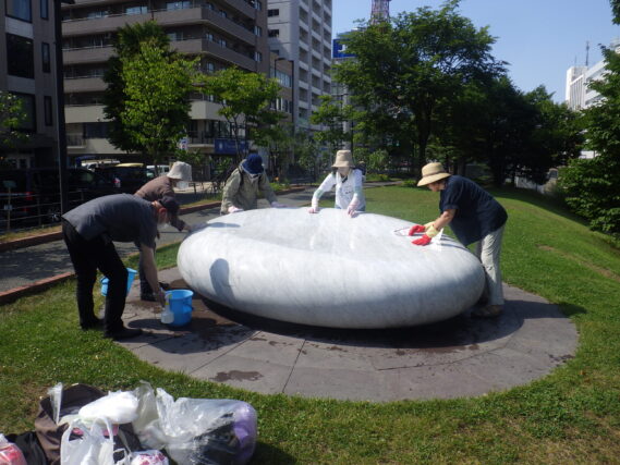 7月20日に天秘の清掃をする彫刻清掃ボランティア