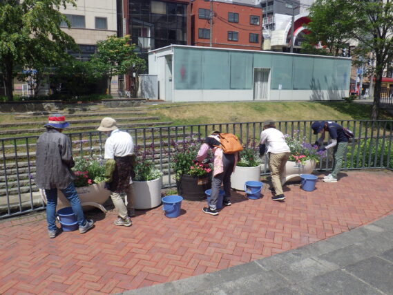 7月4日に狸二条コンテナの手入れをする花くらぶ