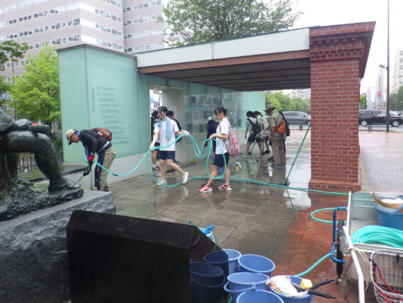 休憩施設の清掃をする高校生ボランティアとお助け隊