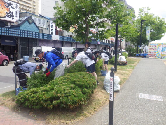 「今週の公園ボランティアと高校生ボランティア」の画像