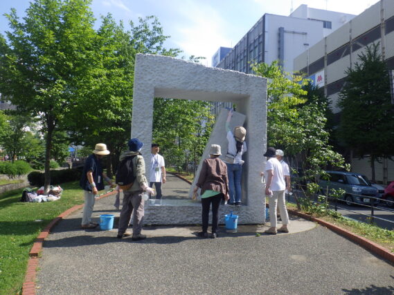 7月20日に生棒の清掃をする彫刻清掃ボランティア