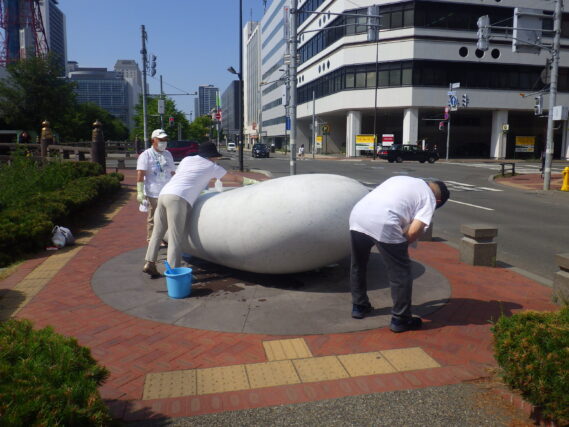 7月20日に天秘の清掃をする彫刻清掃ボランティア