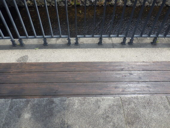 7月3日に塗装したベンチ