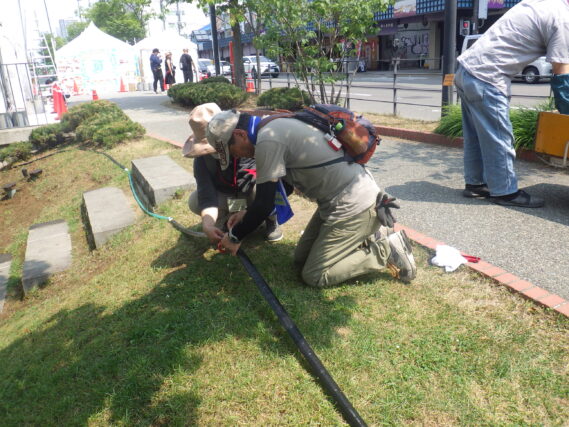 7月17日に灌水作業の手伝いをするお助け隊