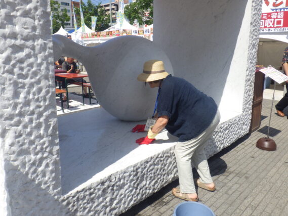 7月20日に生誕の清掃をする彫刻清掃ボランティア