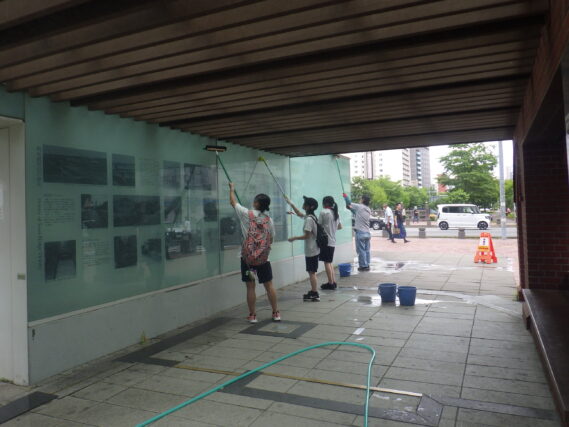 休憩施設の清掃をする高校生ボランティアとお助け隊