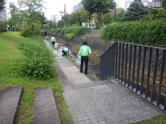 8月22日に公園のゴミ拾いをする企業ボランティア