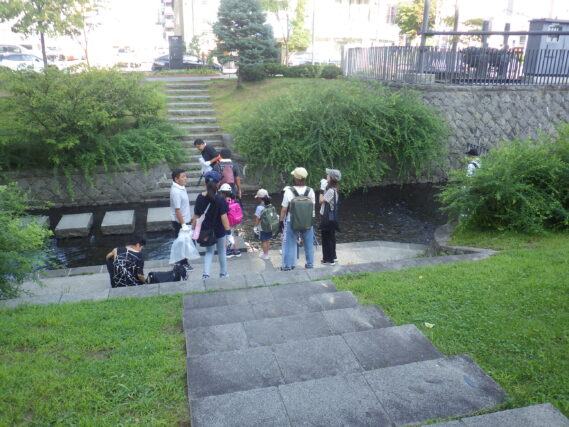 8月24日に創成川のゴミ拾いをする市民団体