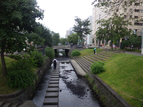 8月22日に公園のゴミ拾いをする企業ボランティア