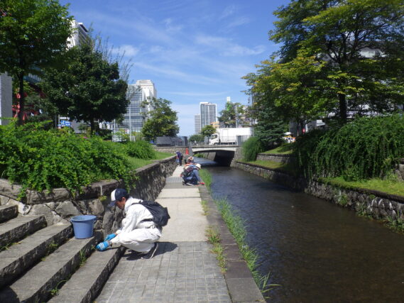 8月28日に南1条下園路の除草作業をするお助け隊