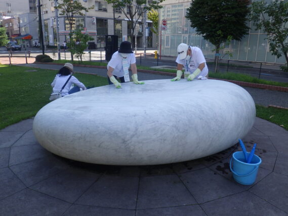 8月24日に安田侃彫刻の天秘の清掃をする彫刻清掃ボランティア